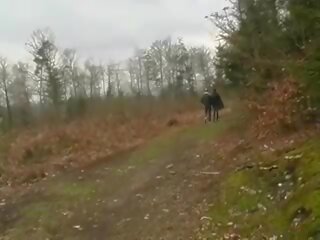 Dark-haired frans lieveling krijgt een oud dudes penis in haar lul