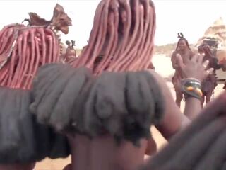 Afrikkalainen himba naiset tanssi ja keinu niiden roikkuva tiainen noin