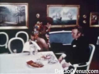Ročník pohlaví video 1960s - chlupatý hlavní bruneta - stůl pro tři