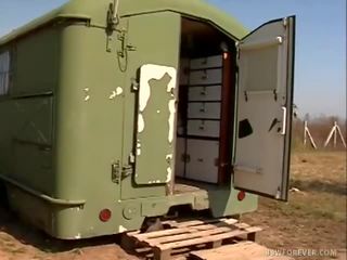 Farmer stretches 진흙 채우는 땅딸막