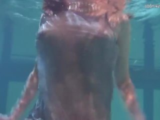 Fantastisch exceptional lichaam en groot tieten tiener katka onderwater