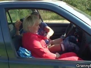 Vana prostituut annab pea sisse a auto siis doggystyled