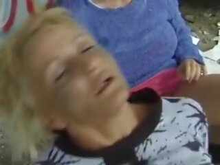 En gruppe av slått på tysk damer får knullet av noen hardt phallus utendørs