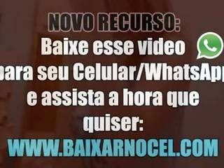 Casada se masturba ไม่ banheiro enquanto o marido dorme