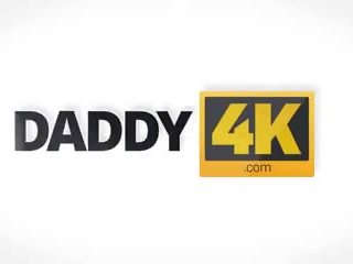 Daddy4k пръстите на труден стар колега продукция млад путка