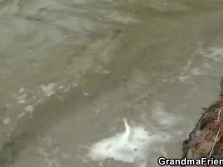 Dva striplings tresk babka najbližšie lake