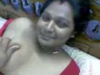 Indisch bewitching desi aunty in rood jurk