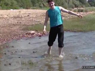Këmbë larje në një lumi