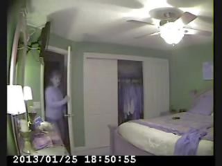 Скрит камера в легло стая на мой мама заловени terrific онанизъм