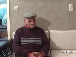 Duas raparigas e um gajo dois francesa morena compartilhando um velho homem falo de papy voyeur