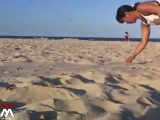 Apģērbta sievete kails vīrietis pludmale mirgo & handjob ar aziāti sieviete